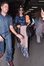 Sonam Kapoor leave for London to promote Bhaag Mikha Bhaag in Mumbai Airport on 3rd July 2013 (25).JPG